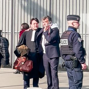 Stéphane Plaza en larmes à la sortie de son procès après avoir été reconnu coupable de "violences habituelles par concubin" et condamné à 12 mois de prison avec sursis, à Paris, France, le 18 février 2025. L'agent immobilier de 54 ans est jugé pour "violences physiques et/ou psychologiques habituelles par concubin" entre 2018 et 2022 sur une ancienne compagne, Amandine, ainsi que pour "violences psychologiques habituelles par concubin" sur Paola, entre 2021 et 2022. © Yehiel Chekroune/Bestimage