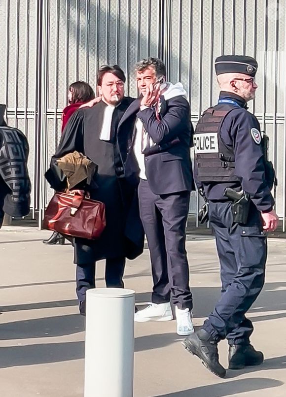 Stéphane Plaza en larmes à la sortie de son procès après avoir été reconnu coupable de "violences habituelles par concubin" et condamné à 12 mois de prison avec sursis, à Paris, France, le 18 février 2025. L'agent immobilier de 54 ans est jugé pour "violences physiques et/ou psychologiques habituelles par concubin" entre 2018 et 2022 sur une ancienne compagne, Amandine, ainsi que pour "violences psychologiques habituelles par concubin" sur Paola, entre 2021 et 2022. © Yehiel Chekroune/Bestimage