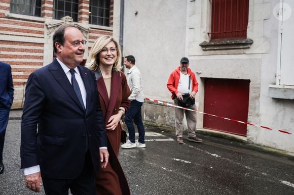 Une exfiltration a été mise en place afin que Julie Gayet ne soit pas suivie par les paparazzis et puisse sortir de chez elle.

L'ancien président français, membre du Parti socialiste de gauche (PS) et candidat de la coalition de gauche Nouveau Front Populaire (NFP) dans le département de la Corrèze, François Hollande et son épouse, l'actrice française Julie Gayet, quittent un bureau de vote après avoir voté au premier tour des élections législatives à Tulle, dans le centre de la France, le 30 juin 2024. Photo by Thibaud Moritz/ABACAPRESS.COM