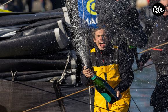 Le skipper de Macif Charlie Dalin remporte la dixième édition du tour du monde en solitaire Vendée Globe en pulvérisant le record de l’épreuve en 64 jours, 19 heures 22 minutes et 49 secondes aux Sables-d'Olonne, en France, le 14 janvier 2025. © Alexis Courcoux/Psnewz/Bestimage