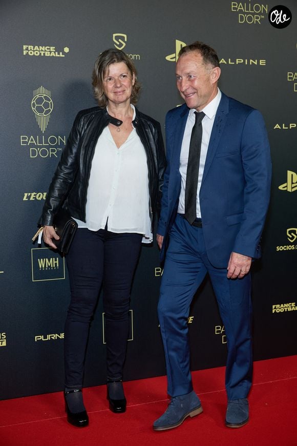 A 36 ans, Emily a d'ailleurs fait des progrès considérables, comme il le dit au "Monde" : "Nous avons inventé un langage de huit signes pour communiquer avec elle", elle "parvient à courir également, au point de m’accompagner pendant mes footings de 10 kilomètres"

Jean-Pierre Papin et son épouse Florence - Séance photo de la 66e cérémonie du Ballon d’Or au Théâtre du Châtelet à Paris, le 17 octobre 2022. © Cyril Moreau/Bestimage