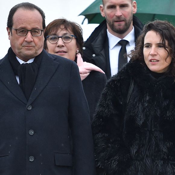Le président français François Hollande et la fille de François Mitterrand, Mazarine Pingeot, assistent à une cérémonie marquant le 20e anniversaire de la mort de l'ancien président François Mitterrand au cimetière de Grands Maisons, à Jarnac, dans le sud-ouest de la France, le 8 janvier 2016. Photo Nicolas Gouhier/Abaca