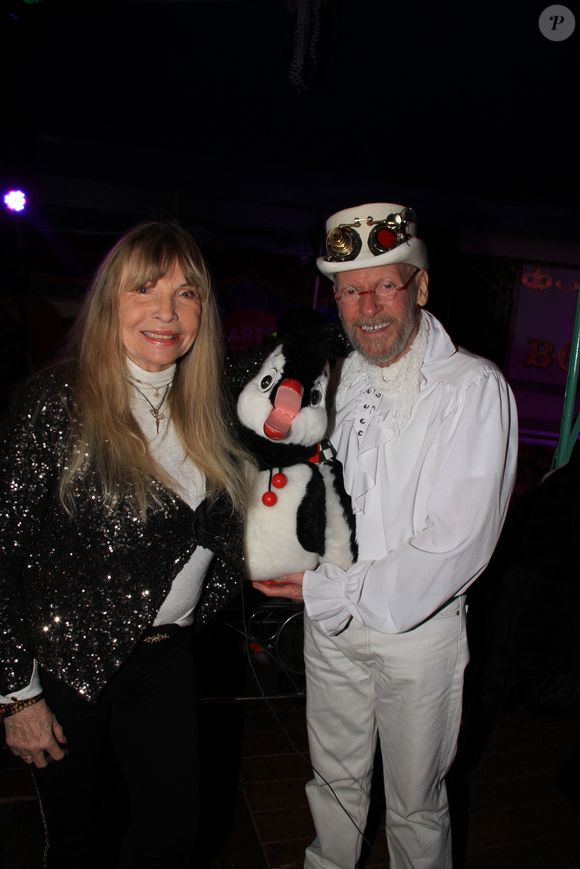Exclusif - La chanteuse Annie Philippe, David Michel et sa marionnette Nestor lors d'une soirée hommage à Claude François au Chapiteau Bormann à Paris le 11 mars 2023.

© Philippe Baldini / Bestimage