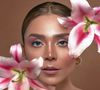 Il est ensuite conseillé d’appliquer une crème hydratante légère, à texture gel, afin d’éviter l’effet gras qui favorise le déplacement du maquillage au fil de la journée.

Heatproof makeup : les astuces des make-up artists pour un maquillage qui résiste à la transpiration
