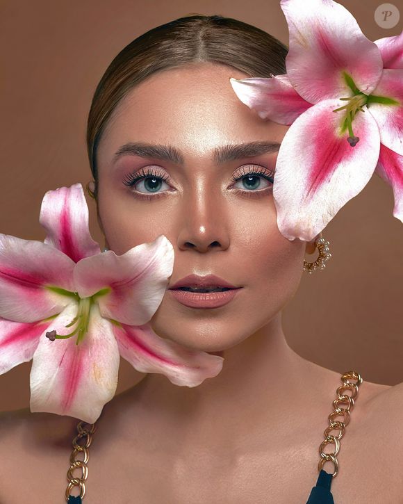 Il est ensuite conseillé d’appliquer une crème hydratante légère, à texture gel, afin d’éviter l’effet gras qui favorise le déplacement du maquillage au fil de la journée.

Heatproof makeup : les astuces des make-up artists pour un maquillage qui résiste à la transpiration