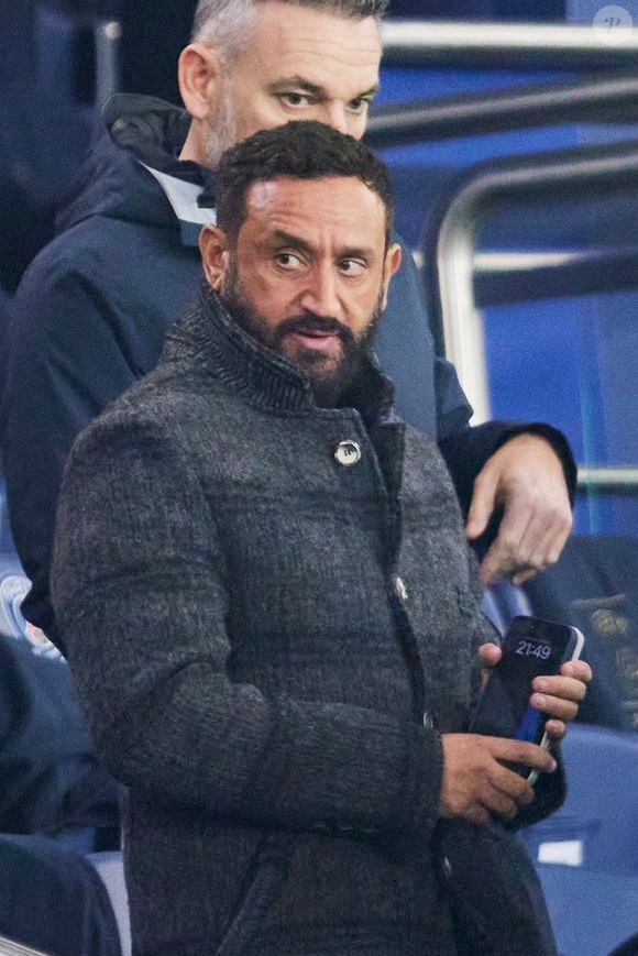 Cyril Hanouna assiste au match de Ligue des champions entre le PSG et l'Atlético de Madrid au Parc des Princes à Paris © Cyril Moreau/Bestimage