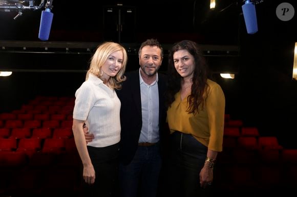 Exclusif - Delphine Dewost (directrice de Olympia Tv), Bernard Montiel, Élise Boghossian lors de l'enregistrement de l'émission Olympiascope présentée par B.Montiel à la Comédie de Paris le 6 mars 2025.  Cette émission sera diffusée le 1er juillet 2025. © Jack Tribeca/Bestimage