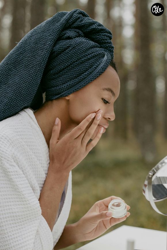 Les acides de fruits (AHA) offrent une exfoliation douce idéale pour éliminer les cellules mortes et atténuer les taches.
