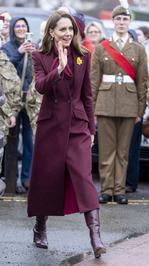 Ce n’est pas la première fois qu’elle adopte un total look bordeaux, une couleur qu’elle affectionne particulièrement lors de ses apparitions publiques.

Le Prince William, le Prince de Galles, et Catherine, la Princesse de Galles, visitent Powys, à l'occasion de la fête de la Saint Davids. Photo par GOFF  / BESTIMAGE