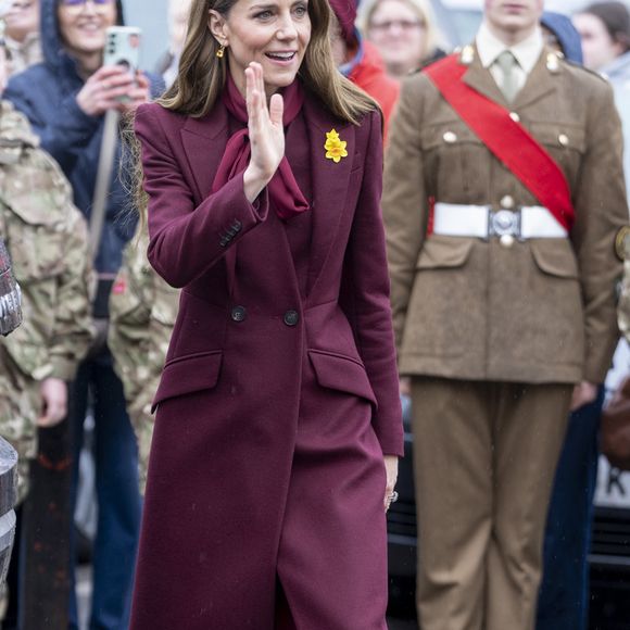 Ce n’est pas la première fois qu’elle adopte un total look bordeaux, une couleur qu’elle affectionne particulièrement lors de ses apparitions publiques.

Le Prince William, le Prince de Galles, et Catherine, la Princesse de Galles, visitent Powys, à l'occasion de la fête de la Saint Davids. Photo par GOFF  / BESTIMAGE