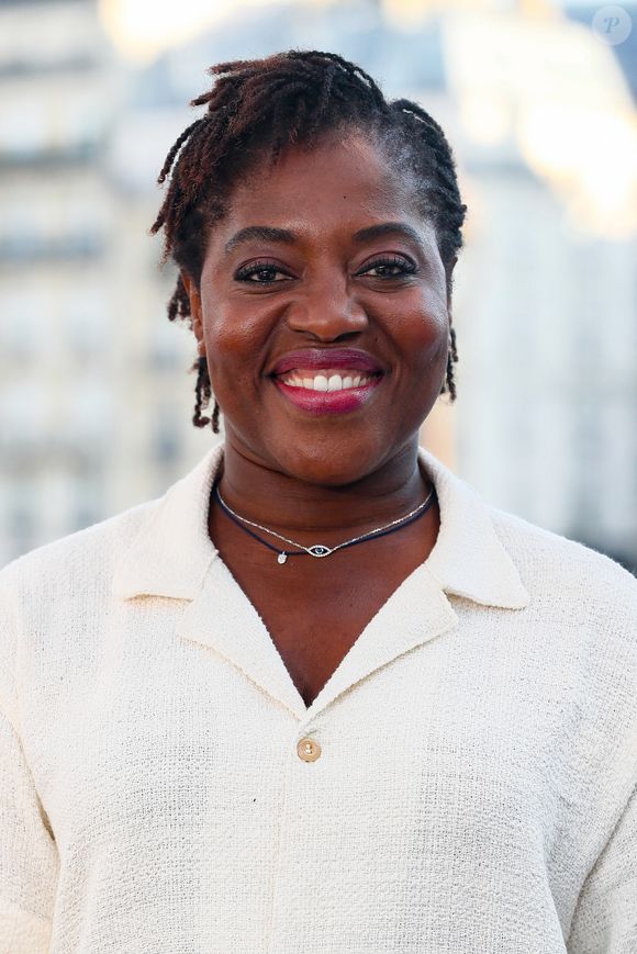 Malgré ce conflit, la série a réuni plus de 3,5 millions de téléspectateurs et une saison 2 est déjà en préparation.

Exclusif - Claudia Tagbo - Plateau de l'émission "Paris accueille la flamme Olympique" sur le parvis de l'hôtel de ville à Paris, diffusée en direct sur France 2 en marge du concert de la Place de la République à l'occasion du Relais de la Flamme olympique. © Christophe Clovis / Bestimage