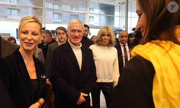 Le sélectionneur de l'équipe de France de football Didier Deschamps et Brigitte Macron se tiennent devant le bureau de poste principal de Bordeaux, dans le sud-ouest de la France, le 8 janvier 2025, alors qu'ils lancent l'édition 2025 du fonds de charité appelé "Opérations pièces jaunes", dont la fondation vise à améliorer les conditions des enfants hospitalisés. Le sélectionneur de l'équipe de France, vainqueur de la Coupe du monde 2018, Didier Deschamps, a annoncé le 8 janvier 2025 qu'il quitterait son poste après la phase finale de 2026. © Fabien Cottereau - Patrick Bernard/Bestimage