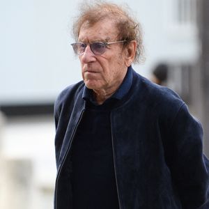 ou encore Alain Souchon et tant d'autres ont rendu un dernier hommage à ce géant du cinéma français.
Alain Souchon - Arrivées aux obsèques de Jean-Paul Rappeneau en l'église Saint-Sulpice à Paris le 10 septembre 2026 ©Agence/Bestimage