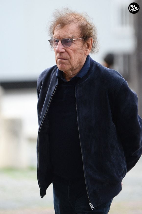 ou encore Alain Souchon et tant d'autres ont rendu un dernier hommage à ce géant du cinéma français. 

Alain Souchon - Arrivées aux obsèques de Jean-Paul Rappeneau en l'église Saint-Sulpice à Paris le 10 septembre 2026 ©Agence/Bestimage