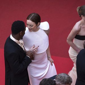À côté d'elle, l'acteur Austin Butler a tenté de souffler doucement vers l'abeille mais celle-ci n'avait visiblement que faire de ce petit souffle d'air frais très agréable

Emma Stone, Micheal Ward, Amélie Hoeferle, Austin Butler - Montée des marches du film « Eddington » lors du 78ème Festival International du Film de Cannes, au Palais des Festivals à Cannes. Le 16 mai 2025
© Olivier Borde / Bestimage