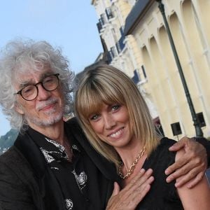 Louis Bertignac et sa compagne Laetitia Brichet sur le tapis rouge lors du 35ème festival du film de Cabourg le 11 juin 2021.

© Coadic Guirec / Bestimage
