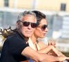 Elle complétait son look avec des escarpins blancs et des lunettes de soleil.

George Clooney et sa femme Amal Clooney arrivent à Venise avant le 82e Festival international du film de Venise - Italie, mardi 26 août 2025.
Backgrid UK/ Bestimage