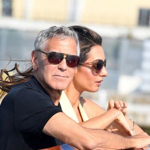 Elle complétait son look avec des escarpins blancs et des lunettes de soleil.

George Clooney et sa femme Amal Clooney arrivent à Venise avant le 82e Festival international du film de Venise - Italie, mardi 26 août 2025.
Backgrid UK/ Bestimage