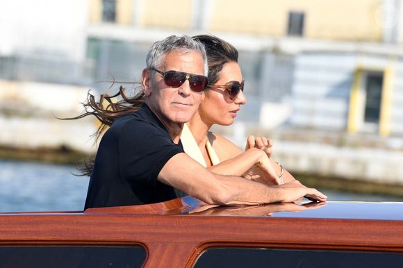 Elle complétait son look avec des escarpins blancs et des lunettes de soleil.

George Clooney et sa femme Amal Clooney arrivent à Venise avant le 82e Festival international du film de Venise - Italie, mardi 26 août 2025.
Backgrid UK/ Bestimage