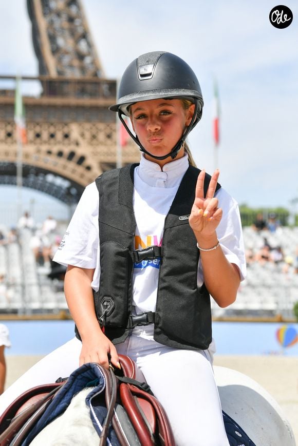 Elle lui répète qu’avoir un emploi est plus important que de compter sur un mari.

Giulia Sarkozy sur Valentine lors de la coupe Kids Cup L'Envol lors du Longines Paris Eiffel Jumping le 20 juin 2025 © Perusseau / Veeren / Bestimage