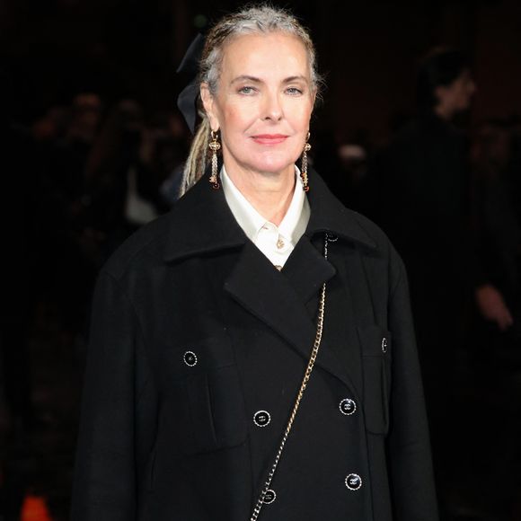 Vers 19h45, elle a été victime d’un malaise en pleine représentation.

Carole Bouquet - Célébrités au Défilé Chanel, Collections Prêt-à-porter Printemps / Eté 2026, dans le cadre de la Fashion Week de Paris. Au Grand Palais à Paris, France, le 06 Octobre 2025. 

© Bertrand Rindoff / Bestimage