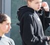 La jeune femme de 19 ans, qui se fait désormais appeler Shiloh Jolie, a surpris les fans en apparaissant dans la vidéo teaser du nouveau single de Dayoung.

Shiloh Jolie-Pitt discute avec une amie sur la terrasse d'un café à Studio City, le 1er mai 2022. @Bestimage