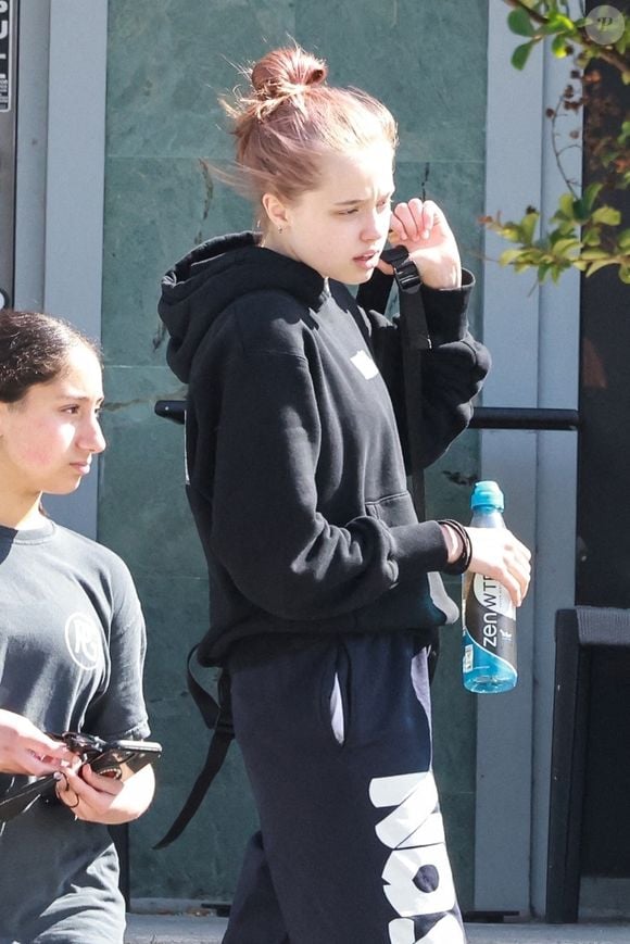 La jeune femme de 19 ans, qui se fait désormais appeler Shiloh Jolie, a surpris les fans en apparaissant dans la vidéo teaser du nouveau single de Dayoung.

Shiloh Jolie-Pitt discute avec une amie sur la terrasse d'un café à Studio City, le 1er mai 2022. @Bestimage