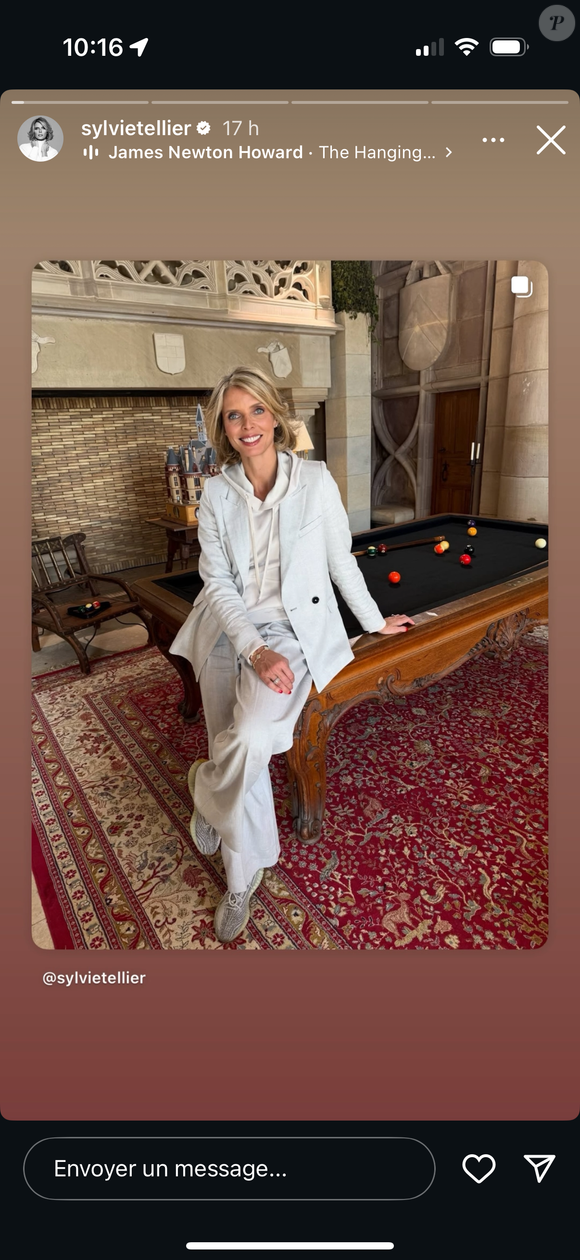 Pour son retour, elle a opté pour un look à son image : chic et décontracté.

Sylvie Tellier stylée dans "Les Traîtres" sur M6.