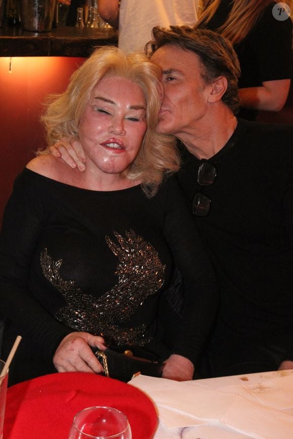 info - Jocelyne Wildenstein: la femme "chat" est décédée à Paris d’une embolie pulmonaire - Exclusif - Jocelyne (Jocelyn) Wildenstein et son compagnon Lloyd Klein sont allés dîner chez Jack, leur ami de longue date au restaurant "Le Grand Banquet" à Paris le  15 décembre 2024. © Philippe Baldini/Bestimage