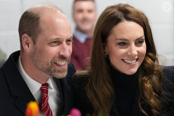 Le prince William, prince de Galles, et Catherine (Kate) Middleton, princesse de Galles, rencontrent des joueurs blessés, en marge du match du tournoi des Six Nations entre le Pays de Galles et l'Angleterre à Cardiff, le 15 mars 2025. (Julien Burton / Bestimage).