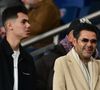 Son fils est un joueur et fan de foot.
Jamel Debbouze et son fils Léon - Célébrités dans les tribunes du match de Ligue 1 McDonald's entre le Paris Saint Germain (PSG) et l'Olympique de Marseille (OM) (5-0) au parc des Princes à Paris le 8 février 2026. © Christian Liewig/Bestimage