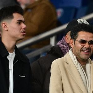 Son fils est un joueur et fan de foot.
Jamel Debbouze et son fils Léon - Célébrités dans les tribunes du match de Ligue 1 McDonald's entre le Paris Saint Germain (PSG) et l'Olympique de Marseille (OM) (5-0) au parc des Princes à Paris le 8 février 2026. © Christian Liewig/Bestimage