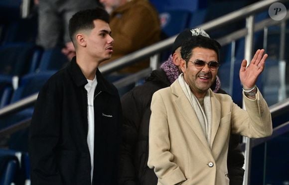 Son fils est un joueur et fan de foot.
Jamel Debbouze et son fils Léon - Célébrités dans les tribunes du match de Ligue 1 McDonald's entre le Paris Saint Germain (PSG) et l'Olympique de Marseille (OM) (5-0) au parc des Princes à Paris le 8 février 2026. © Christian Liewig/Bestimage