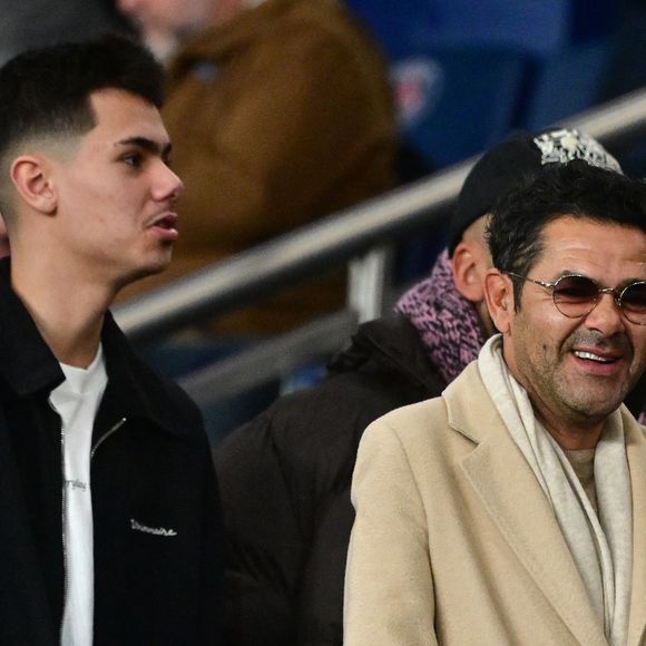 Son fils est un joueur et fan de foot.
Jamel Debbouze et son fils Léon - Célébrités dans les tribunes du match de Ligue 1 McDonald's entre le Paris Saint Germain (PSG) et l'Olympique de Marseille (OM) (5-0) au parc des Princes à Paris le 8 février 2026. © Christian Liewig/Bestimage
