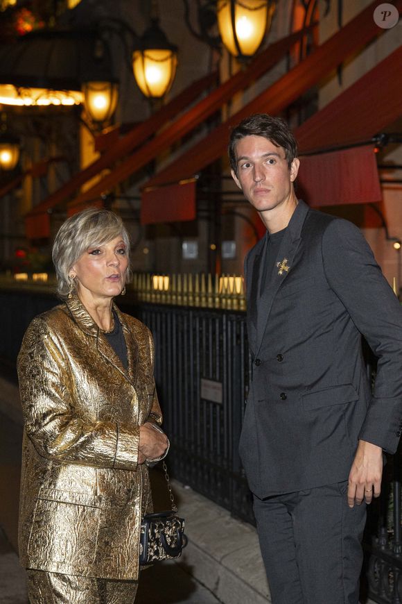 "Nous devions ramener à la maison dix 20/20 de suite pour avoir droit à la dernière console de jeux", s'est ainsi souvenu Alexandre.

Hélène Mercier-Arnault et son fils Alexandre Arnault - Arrivées à la soirée de lancement du Whisky de la chanteuse Beyoncé "SirDavis" à l'hôtel Plaza Athénée à Paris le 24 septembre 2024.  Pierre Perusseau / Bestimage