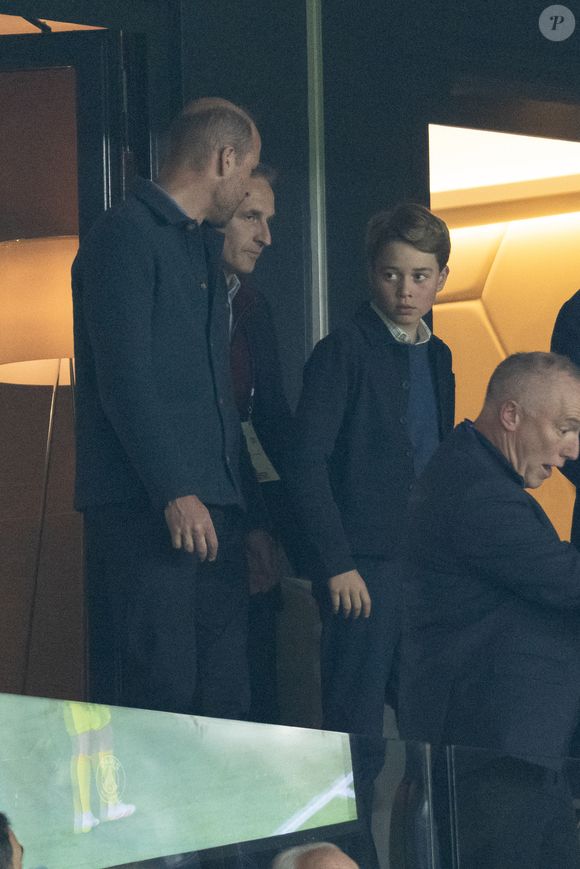 Le prince William, prince de Galles, et son fils, le prince George de Galles, assistent au match aller du quart de finale de Ligue des champions entre le PSG et Aston Villa (3-1) au Parc des Princes à Paris le 9 avril 2025. © Cyril Moreau/Bestimage