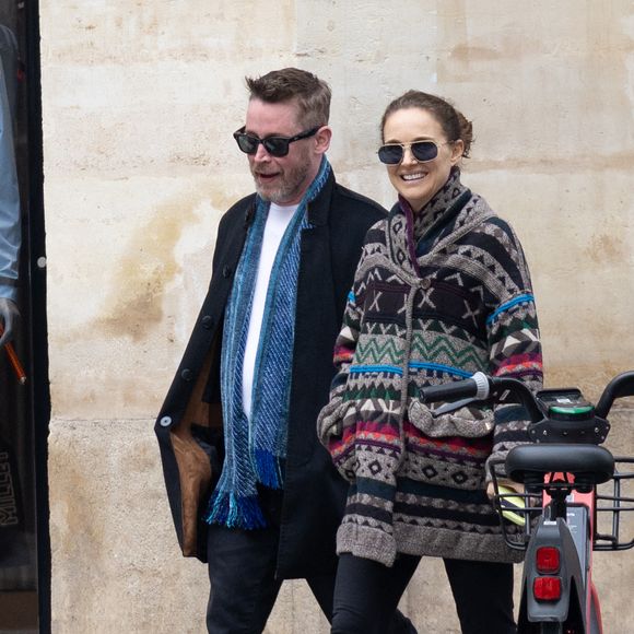 Exclusif - Macaulay Culkin et Natalie Portman sont allés déjeuner au Steam Bar (un restaurant asiatique) puis faire une balade à Paris lors de la Fashion Week de Paris (PFW) le 6 mars 2026. AGENCE / BESTIMAGE