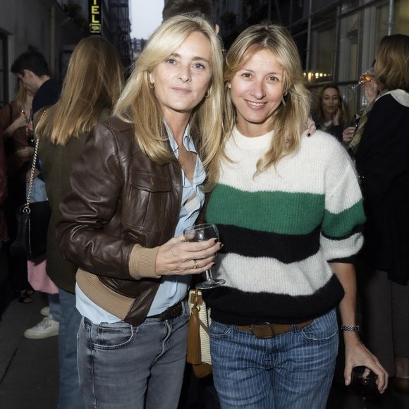 Mais aussi sur sa vie. Maman de Yasmine, venue au monde la première en 1998, suivie par Roman en 2007 et enfin par Milo en 2010, elle a des attaches à différents lieux, tous aussi importants dans ses inspirations. 


Marie Poniatowski et sa soeur Sarah Lavoine - Cocktail Chez Marc'O pendant la première édition du parcours Off Vendôme du 24 au 26 mars 2022 autour de la Place Vendôme à Paris le 24 mars 2022. 
© Jack Tribeca / Bestimage