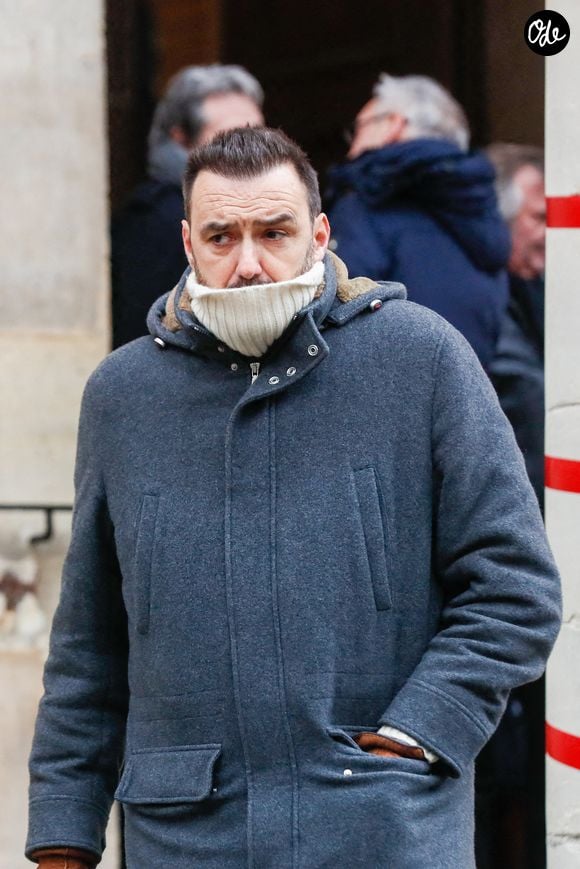 Cyril Lignac à la sortie des obsèques de Jean-Luc Petitrenaud en l'église Saint-Pierre-du-Gros-Caillou à Paris, France, le 17 janvier 2025. © Christophe Clovis/Bestimage