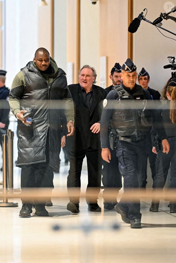 Gérard Depardieu à la sortie du premier jour de son procès pour agressions sexuelles sur deux femmes lors d'un tournage de film en 2021, au tribunal correctionnel de Paris, France, le 24 mars 2025. Depardieu, 76 ans, qui a réalisé plus de 200 films et séries télévisées, a été accusé de comportement inapproprié par une vingtaine de femmes, mais c'est la première affaire à être jugée. Les deux plaignantes - Amélie, 54 ans, décoratrice, et Sarah (nom modifié), 34 ans, assistante réalisatrice - allèguent une agression sexuelle lors du tournage en 2021 de « Les Volets Verts » du réalisateur Jean Becker. © Pierre Perusseau/Bestimage