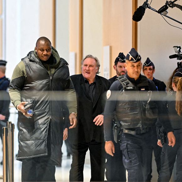 Gérard Depardieu à la sortie du premier jour de son procès pour agressions sexuelles sur deux femmes lors d'un tournage de film en 2021, au tribunal correctionnel de Paris, France, le 24 mars 2025. Depardieu, 76 ans, qui a réalisé plus de 200 films et séries télévisées, a été accusé de comportement inapproprié par une vingtaine de femmes, mais c'est la première affaire à être jugée. Les deux plaignantes - Amélie, 54 ans, décoratrice, et Sarah (nom modifié), 34 ans, assistante réalisatrice - allèguent une agression sexuelle lors du tournage en 2021 de « Les Volets Verts » du réalisateur Jean Becker. © Pierre Perusseau/Bestimage