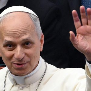12 mai 2025, Cité du Vatican : le pape Léon XIV salue la foule lors d'une audience avec les médias dans la salle Paul VI. (Crédit image : © Ettore Ferrari/ANSA via ZUMA Press)