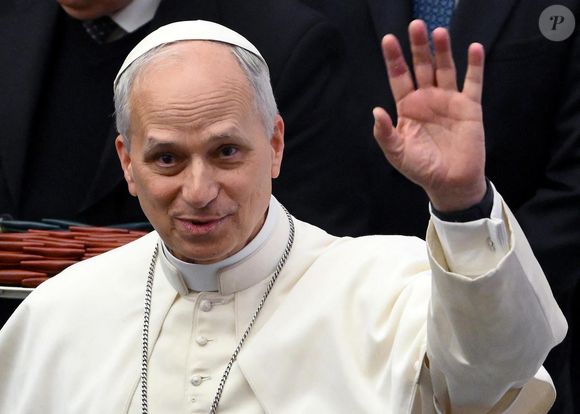 12 mai 2025, Cité du Vatican : le pape Léon XIV salue la foule lors d'une audience avec les médias dans la salle Paul VI. (Crédit image : © Ettore Ferrari/ANSA via ZUMA Press)