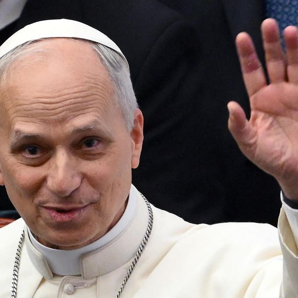 12 mai 2025, Cité du Vatican : le pape Léon XIV salue la foule lors d'une audience avec les médias dans la salle Paul VI. (Crédit image : © Ettore Ferrari/ANSA via ZUMA Press)