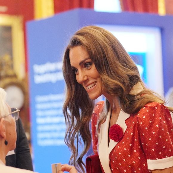 "Je sais combien ça a été dur pour les enfants et mes parents", a-t-elle déclaré. 
La princesse de Galles lors d'une réception organisée par Cancer Research UK à l'occasion du 125e anniversaire de l'organisation caritative, au St James's Palace, à Londres. ©Bestimage