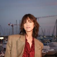 “Je suis plus sereine avec mon image” : Charlotte Gainsbourg a mis des années avant de s’accepter