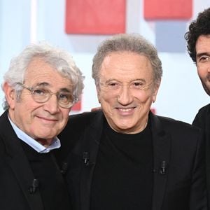 Exclusif - Michel Boujenah, Michel Drucker et Alex Fredo lors de l'enregistrement de l'émission Vivement dimanche au studio Rive gauche, présentée par M. Drucker, diffusée sur France 3, le 1er mars 2026, à Paris, France, le 18 février 2026. © Guillaume Gaffiot/Bestimage
