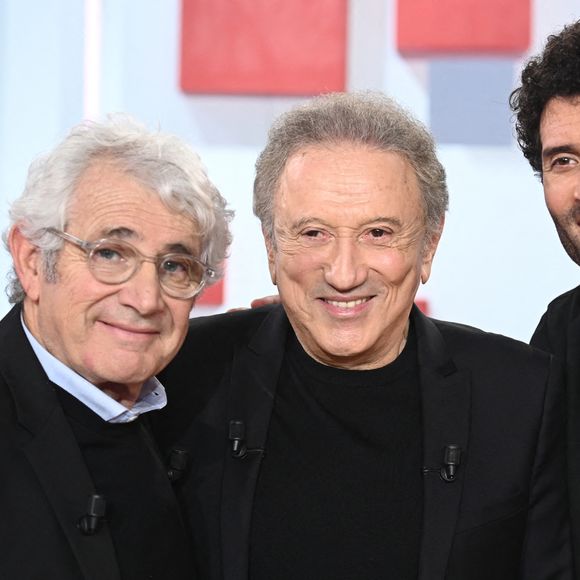 Exclusif - Michel Boujenah, Michel Drucker et Alex Fredo lors de l'enregistrement de l'émission Vivement dimanche au studio Rive gauche, présentée par M. Drucker, diffusée sur France 3, le 1er mars 2026, à Paris, France, le 18 février 2026. © Guillaume Gaffiot/Bestimage