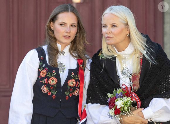 La princesse Mette-Marit de Norvège et la princesse Ingrid Alexandra de Norvège lors de la célébration de la Fête Nationale à Oslo le 17 mai 2025.
Crédit : Dana Press / Bestimage