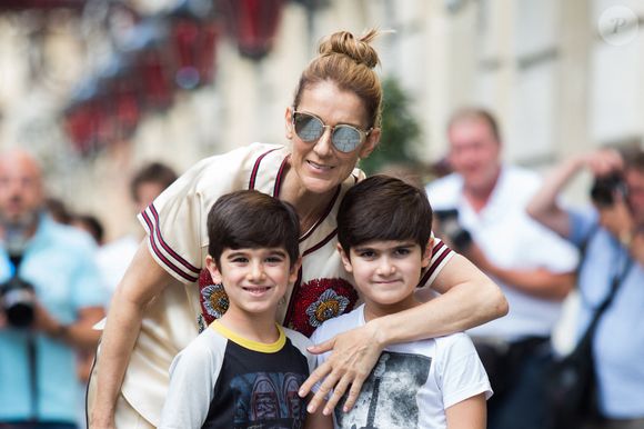 Celine Dion et ses jumeaux Eddy et Nelson Angelil quittant leur hôtel pour se rendre chez Optician Meyrowitz à Paris, France, le 17 juillet 2017. Photo de Nasser Berzane/ABACAPRESS.COM
